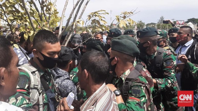 Massa peringatan Hari Perdamaian Aceh ricuh dengan aparat TNI-Polisi setelah muncul pelarangan mengibarkan bendera Bulang Bintang.