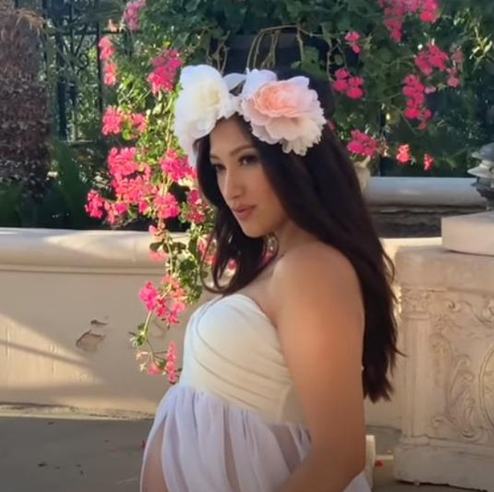 <div>Menganakan strapless dress warna putih dan mahkota bunga, Rahma Azhari terlihat anggun jelang kelahiran buah hatinya ya? (Foto: YouTube Sarah Azhari)</div>