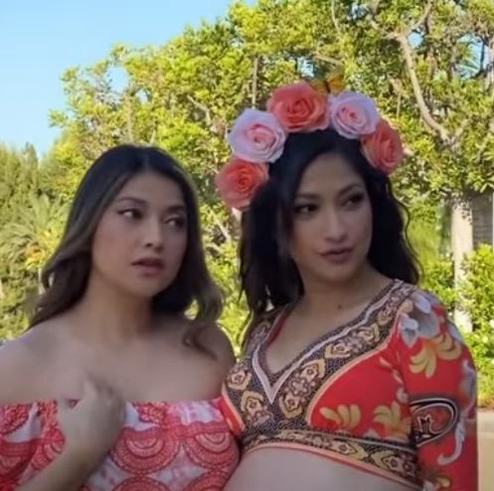<div>Bersama sang kakak Sarah Azhari, Rahma Azhari kompak pakai baju warna merah bermotif. Rahma makin menawan dengan mahkota bunga di kepalanya ya, Bun? (Foto: YouTube Sarah Azhari)</div>