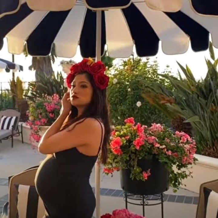 <div>Mengenakan tank top dress warna hitam dan bandana bunga mawar merah, penampilan Rahma pun tetap cantik dan memesona. Selamat menyambut baby dan semoga lancar persalinannya. (Foto: YouTube Sarah Azhari)</div>