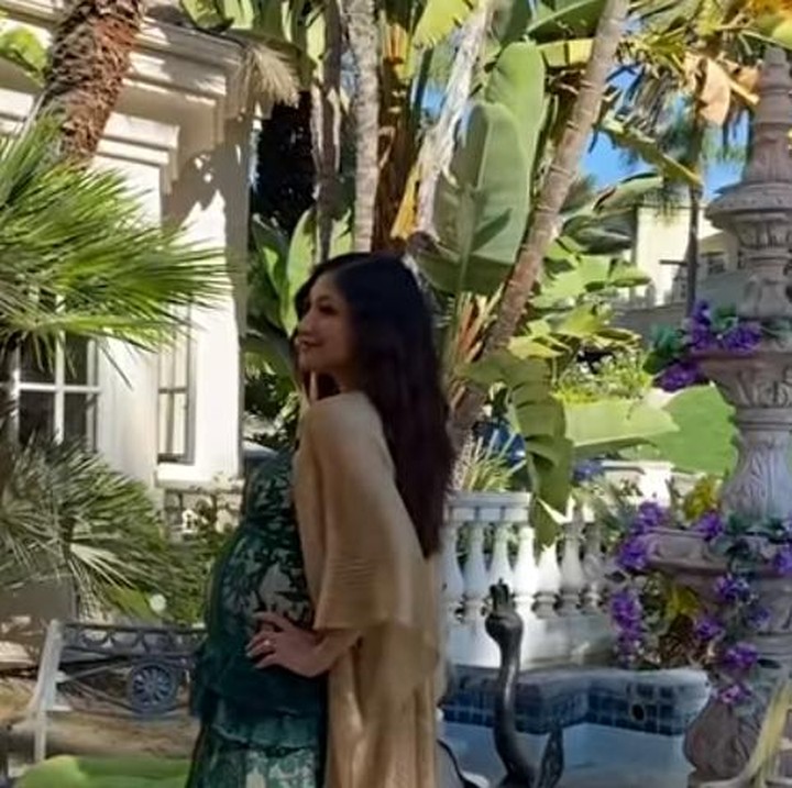 <div>Rahma Azhari melakukan maternity photoshoot di halaman belakang rumahnya yang asri di Los Angeles, Amerika Serikat. (Foto: YouTube Sarah Azhari)</div>
