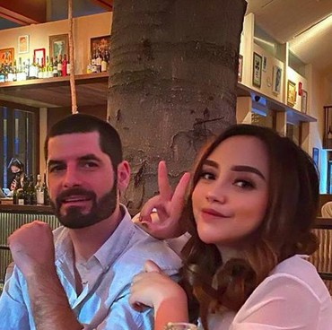 Foto bareng Pacar Bule, Bagian Tubuh Salmafina Ini Bikin Salah Fokus