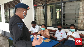 Tak Bisa Beli Kuota, Siswa di Ambon Belajar di Kantor Polisi