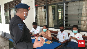 Tak Bisa Beli Kuota, Siswa di Ambon Belajar di Kantor Polisi