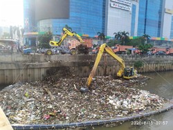 Jakarta Banjir, Dinas LH DKI Angkut 707,46 Ton Sampah dari Kali