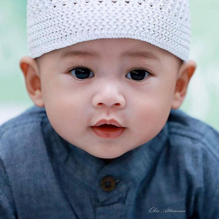 <p>Mengenakan peci putih dan baju koko biru, Arkana enggak kalah keren dari ayah Ridwan Kamil. (Foto: Instagram @arkanaidan)</p>