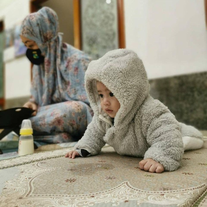 <p>Arkana tampak menemani bunda Atalia mengaji nih. Anteng banget ya, Bunda. (Foto: Instagram @arkanaidan)</p>