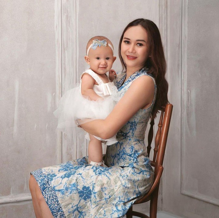 <p>Meski masih bayi, Arabella ternyata mengerti harus tersenyum di depan kamera lho, Bunda. Sehat dan bahagia selalu ya, Arabella... (Foto: Instagram @aurakasih)</p>