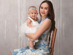 Cerita Aura Kasih Awal Mula Kena Corona Bersama Anaknya
