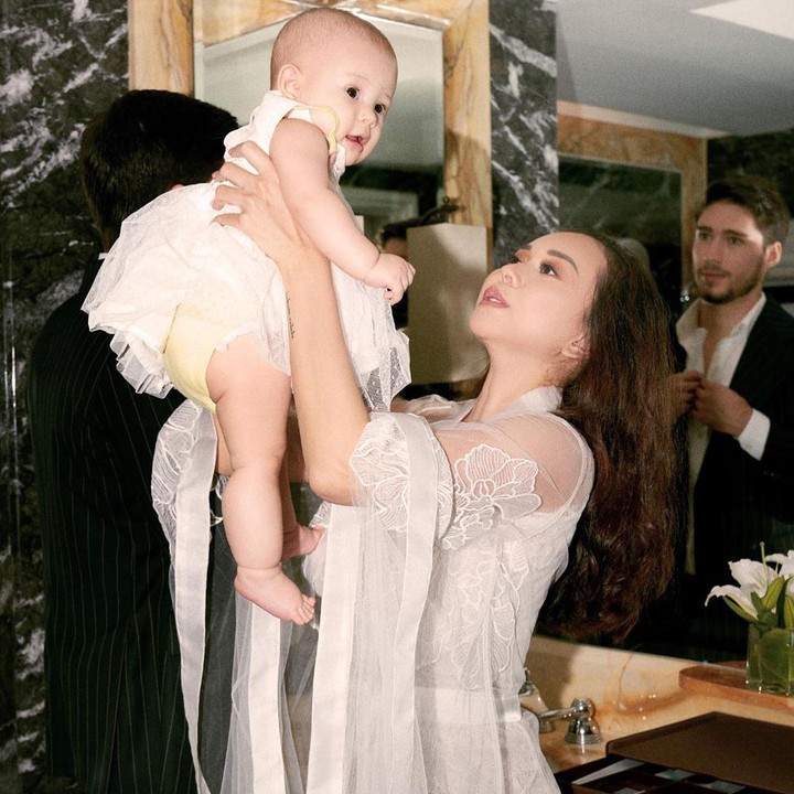 <p>Menikah dengan Eryck Amaral, Aura Kasih memiliki momongan seorang bayi cantik yang diberi nama Arabella, Bunda. Foto: Instagram @aurakasih</p>