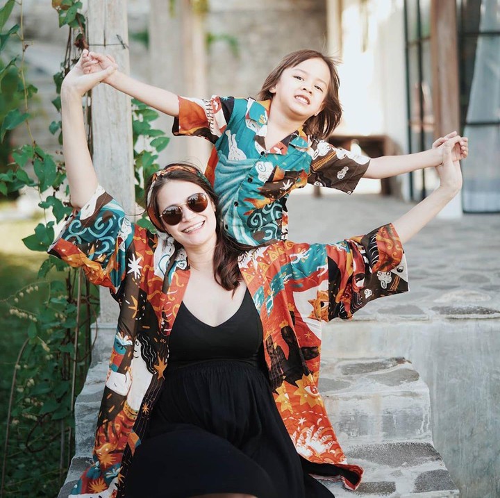 <p>5. Kompak memakai baju yang sama dengan bjorka, babymoon Sabai makin seru ya, Bunda!(Foto: Instagram @sabaidieter)</p>