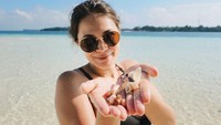 7 Potret Keseruan Sabai Morscheck Babymoon di Pulau Macan