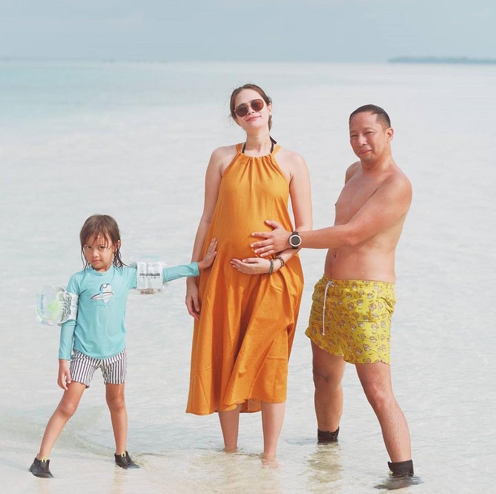 <p>1. Pasangan selebriti Sabai Morscheck dan ringgo Agus Rahman tengah menunggu kelahiran anak kedua nih, Bunda. (Foto: Instagram @sabaidieter)</p>