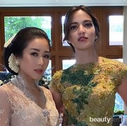 Gaya Seksi Nia Ramadhani Pakai Kebaya Belahan Tinggi
