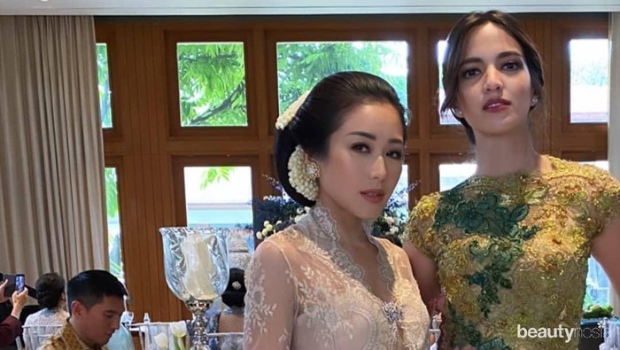 Gaya Seksi Nia Ramadhani Pakai Kebaya Belahan Tinggi