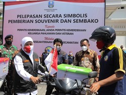 HUT ke-75 RI, Khofifah Kirim Bingkisan ke Keluarga Pahlawan dan Veteran