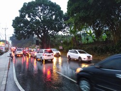 Pengemudi Ini Cerita Terjebak Macet 5 Jam di Puncak Bogor