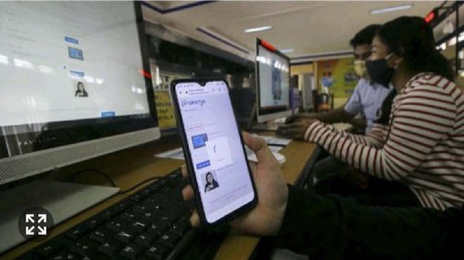 Kartu Prakerja menjadi instrumen jaring pengaman sosial bagi mereka yang terdampak pandemi, namun tidak termasuk dalam program perlindungan sosial manapun.