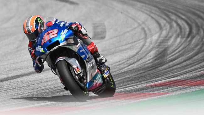 Motor Suzuki yang dikendarai Alex Rins mogok usai memenangi MotoGP Aragon 2020 di Sirkuit Aragon, Minggu (18/10).