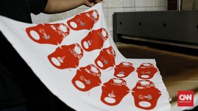 FOTO : Laris Manis Masker Merah Putih