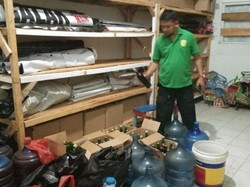 Satpol PP Cianjur Sita Ratusan Kantong Plastik Miras Oplosan