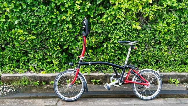 Selain bentuknya yang unik, sepeda lipat itu banyak diperbincangkan karena harganya yang fantastis. Satu unit sepeda Brompton bisa dihargai puluhan juta rupiah.