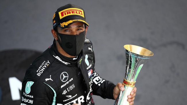 Hamilton Pole Position F1 GP Tuscan Pembalap Mercedes, Lewis Hamilton berhak atas pole position F1 GP Tuscan setelah mencatat waktu tercepat di babak kualifikasi.