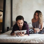 5 Bukti Pasangan Lebih Tertarik dan Obsesi dengan Mantan, Bahaya Ladies!