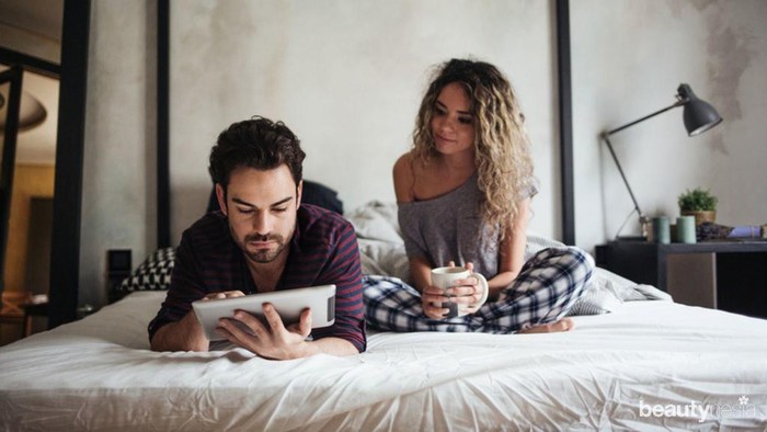 5 Bukti Pasangan Lebih Tertarik dan Obsesi dengan Mantan, Bahaya Ladies!