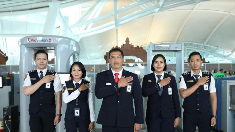PT Angkasa Pura I (Persero) mengimplementasikan strategi pelayanan pelanggan dari hati sebagai kunci strategi pelayanan pelanggan perusahaan.