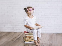 Apa Itu Kecerdasan Linguistik pada Anak? Ini Info & Tips Mengembangkannya