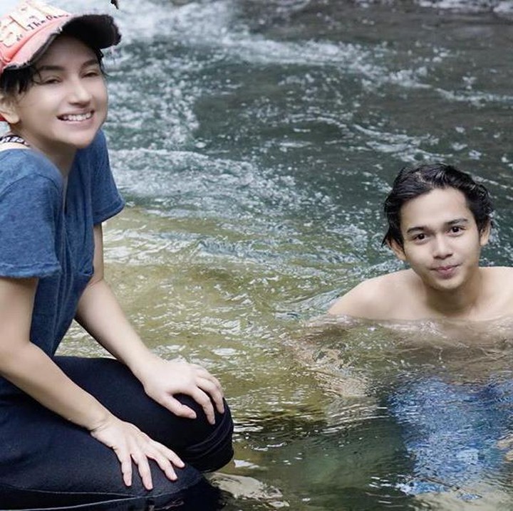<p>Menemani Titan berenang, wah banyak yang mengira kalau ibu dan anak ini teman seumura, Bunda. Maklum, wajah Angel juga awet muda dan nampak selalu imut.(Foto: Instagram @angelicasimp.new)</p>