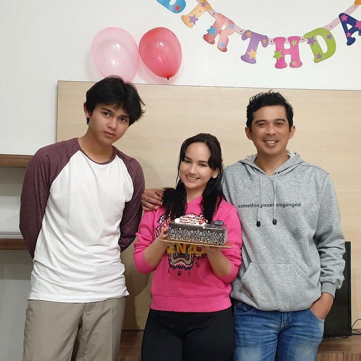 <p>Anak sambungnya, Ahmad Titan At Tariq yang kini berusia 17 tahun begitu mencuri perhatian netizen. (Foto: Instagram @angelicasimp.new)</p>