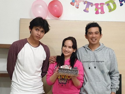 Hari Ibu, Intip 11 Potret Artis yang Jadi Bukti Tak Semua Ibu Tiri Jahat