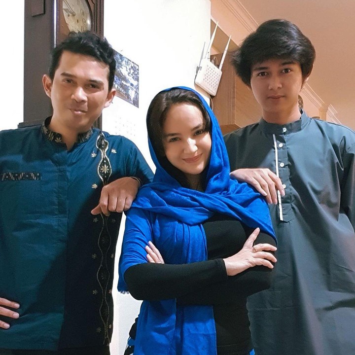 <p>Merayakan Hari Raya Idul Adha bersama suami dan anak sambungnya. Terlihat kompak dan rukun. (Foto: Instagram @titan_attariq)</p>