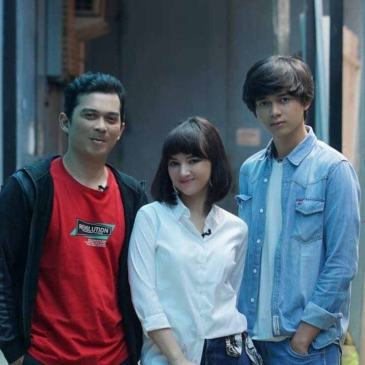 <p>Titan pun mengaku bersyukur memiliki Ayah dan Bunda yang asyik dan seru. Ia pun merasa kumpul bareng teman seumuran kalau lagi hang out bareng orang tuanya. (Foto: Instagram @titan_attariq)</p>