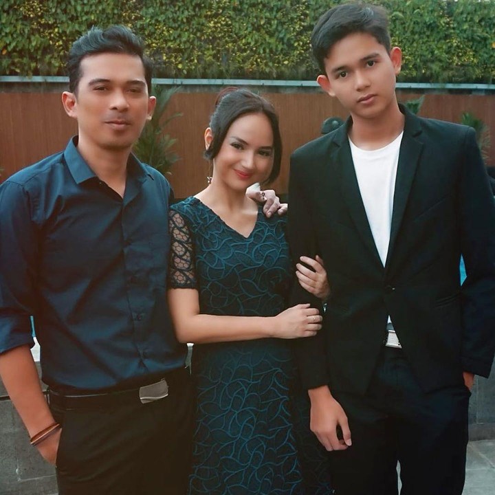<p>Merayakan ulang tahun Titan, Angel memberikan doa menyentuh hati untuk anak sambungnya. Titan yang berperawakan tinggi terlihat tampan dan tegap ya, Bunda. (Foto: Instagram @angelicasimp.new)</p>