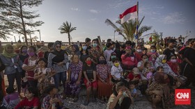FOTO: Santai Sejenak di Taman Tanggul Laut Kalibaru Jakarta