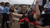 FOTO: Euforia Festival Musik di China Digelar kala Pandemi Di tengah situasi pandemi yang masih melanda banyak negara di dunia, China justru membuka konser luar ruang pertama pada tahun ini, Midi Music Festival.