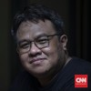 Aktivis sekaligus pemilik rumah produksi Watchdoc, Dandhy Dwi Laksono saat ditemui di kantor Watchdoc di kawasan Bekasi, Jawa Barat, Jumat, 14 Agustus 2020. CNN Indonesia/Bisma Septalisma