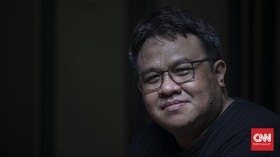 Aktivis sekaligus pemilik rumah produksi Watchdoc, Dandhy Dwi Laksono saat ditemui di kantor Watchdoc di kawasan Bekasi, Jawa Barat, Jumat, 14 Agustus 2020. CNN Indonesia/Bisma Septalisma