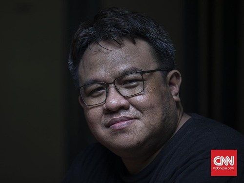 Aktivis sekaligus pemilik rumah produksi Watchdoc, Dandhy Dwi Laksono saat ditemui di kantor Watchdoc di kawasan Bekasi, Jawa Barat, Jumat, 14 Agustus 2020. CNN Indonesia/Bisma Septalisma