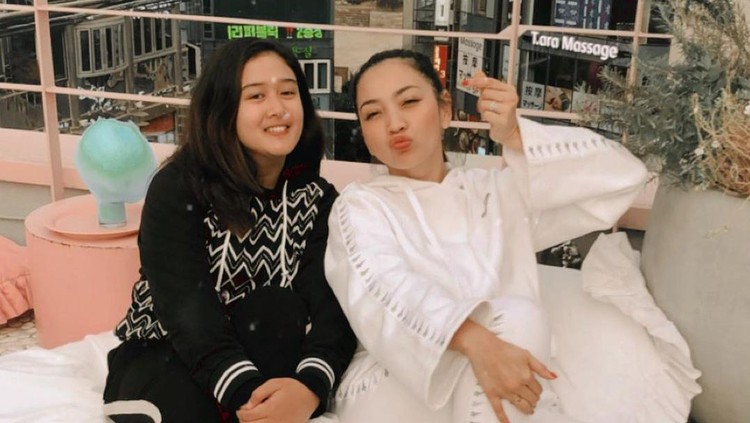 Hesti Purwadinata dan anak tirinya