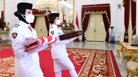 Indrian, Paskibraka Pembawa Bendera Merah Putih di Istana