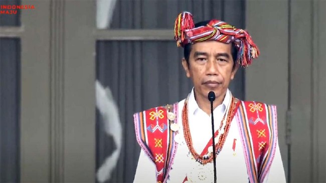 Presiden Jokowi menyebut pihaknya tengah memulai tradisi pembenahan tumpang tindih peraturan lewat omnibus law.