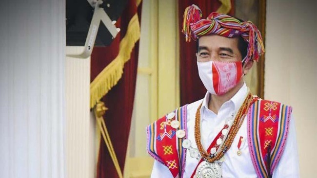 Presiden Jokowi meminta para penerima beasiswa Lembaga Pengelola Dana Pendidikan (LPDP) terus mempromosikan Indonesia, terutama soal wisata dan investasi.