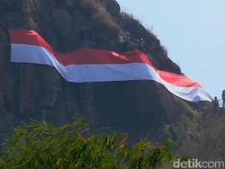 Pendaki Kibarkan Bendera Merah Putih Raksasa di Puncak Gunung Kecapi
