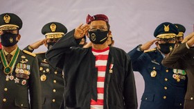 img-title Mahfud Pakai Baju Khas Tukang Sate Madura pada HUT RI ke-75