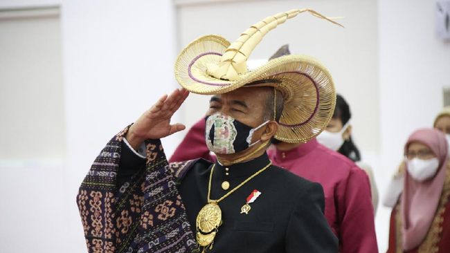 Menko PMK Muhadjir Effendy merayakan HUT RI dengan topi khas Pulau Rote, NTT, Ti'i Langga yang mirip topi Meksiko.