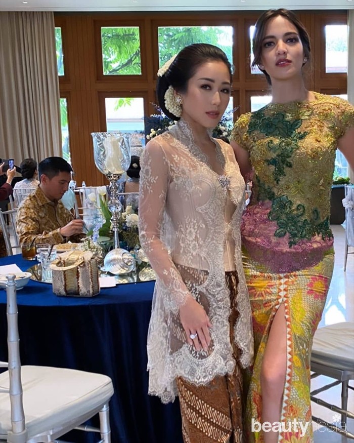 Masih hangat dibicarakan, ini potret penampilan Nia Ramadhani saat hadiri acara siraman Arya Bakrie, sepupu Ardie Bakrie yang baru saja menikah. Nia Ramadhani memilih kebaya brokat dengan paduan warna hijau, gold dan merah muda. Serta bagian bawah dengan rok berbelahan tinggi yang jadi sorotan warganet. (instagram.com/niaramadhani_update/)